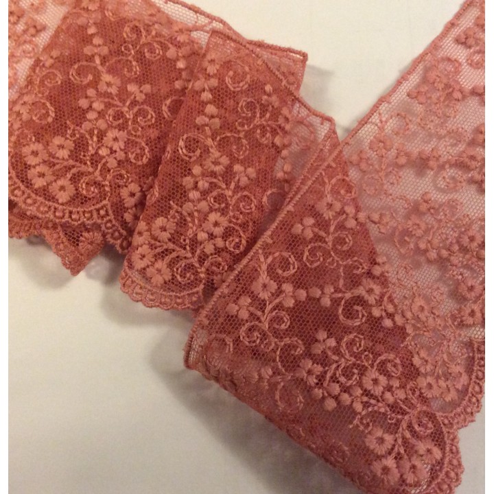 Scallop edge lace tulle